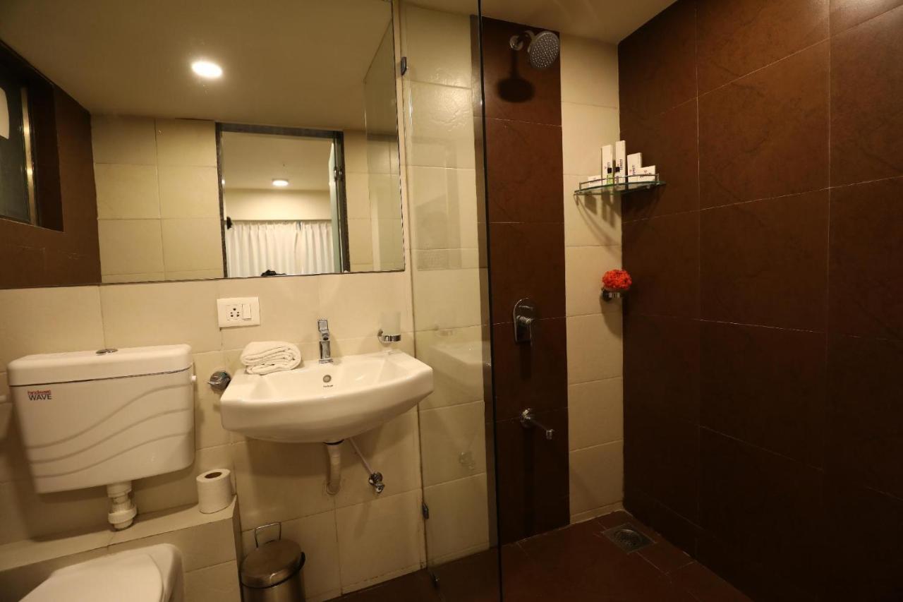 Homestays At Rajhans Belliza Near Airport Surat Eksteriør billede