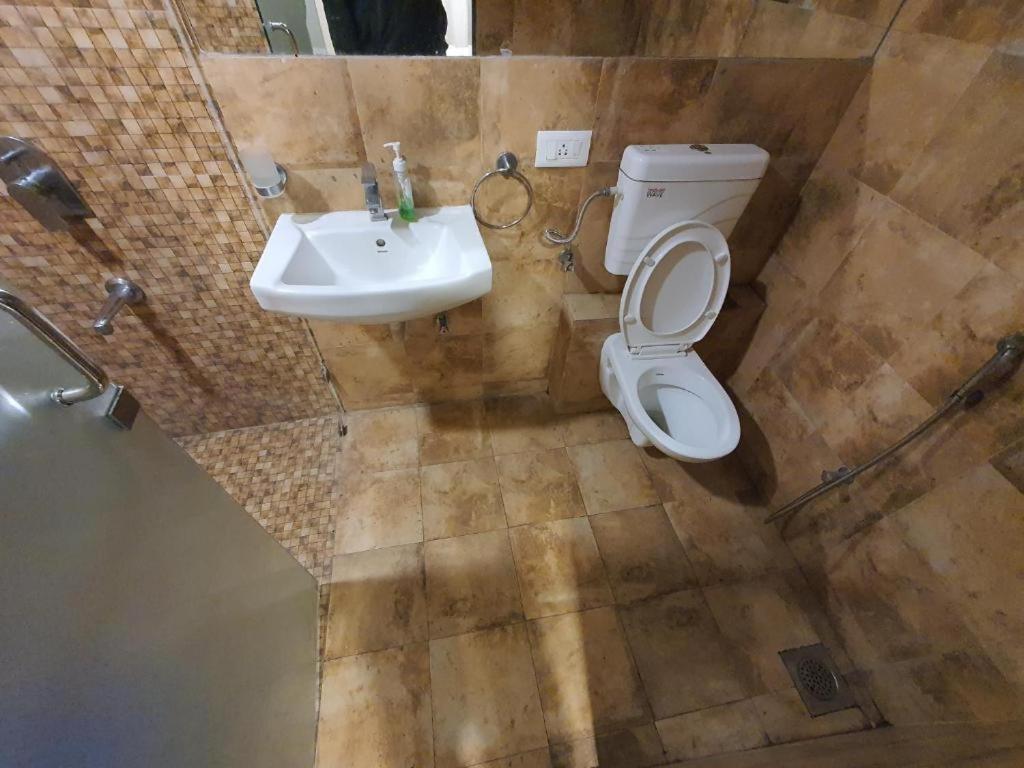 Homestays At Rajhans Belliza Near Airport Surat Eksteriør billede